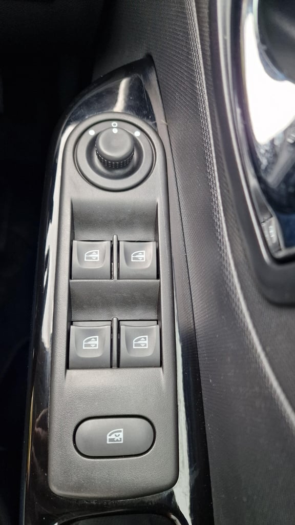 2014 Renault Captur 1.5 dCi Dynamique MediaNav EDC Euro 5 5dr HATCHBACK Diesel Automatic