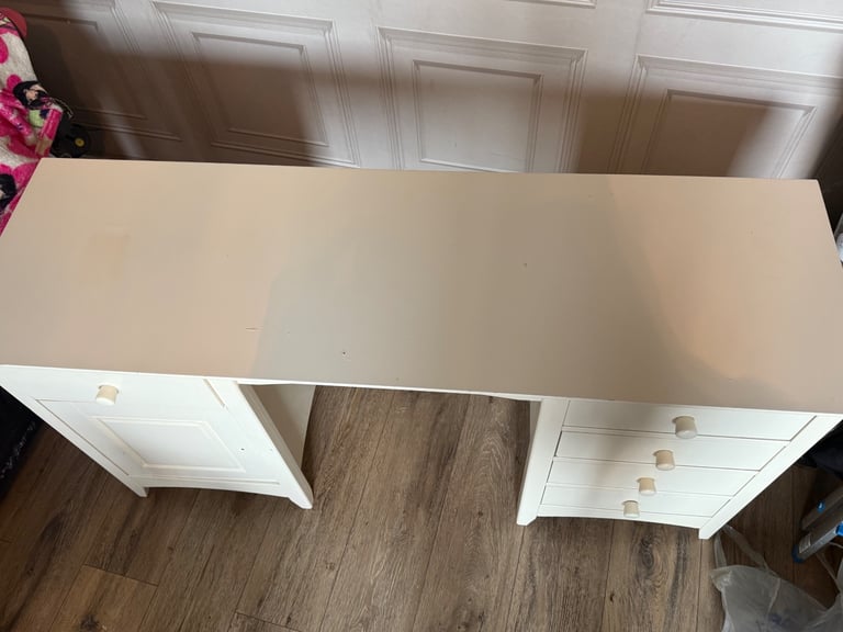 Makeup/dressing table