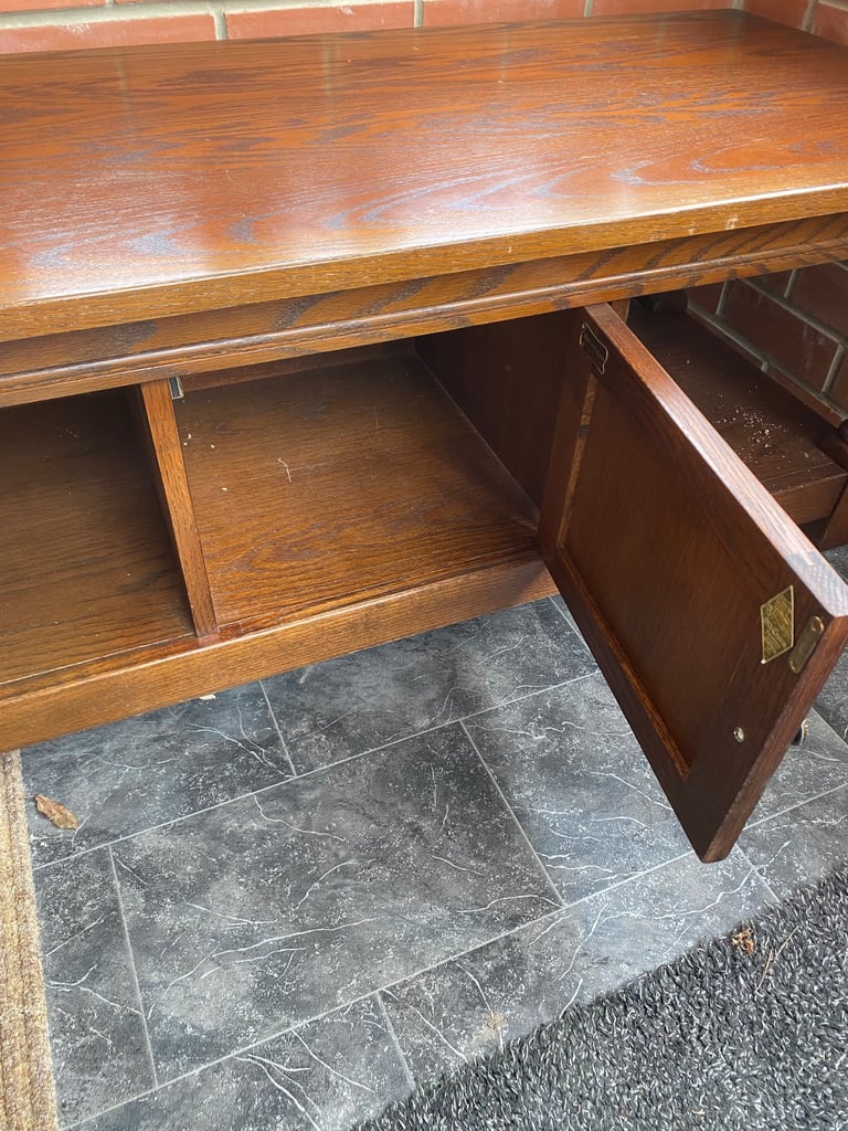 Seat / hallway storage