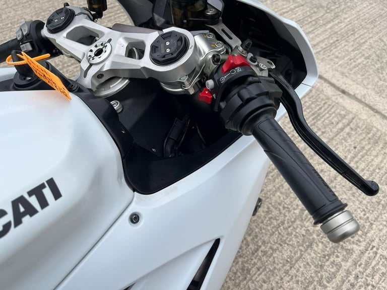 2022 71 DUCATI PANIGALE V2 WHITE - 1421 MILES HPI CLEAR SPORTS 955 NEW MOT