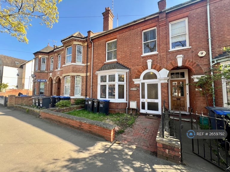 image for 6 bedroom house in Radford Road, Leamington Spa, CV31 (6 bed) (#2659792)