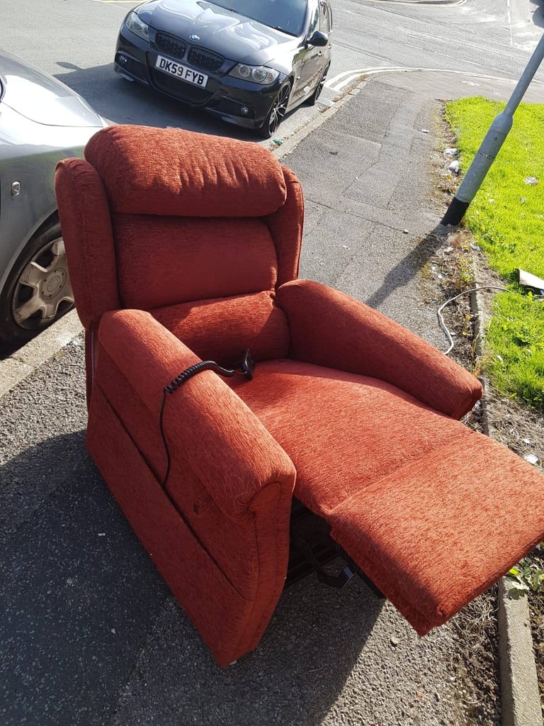 High Quality Rise And REcliner Armchair In great condition free delivery