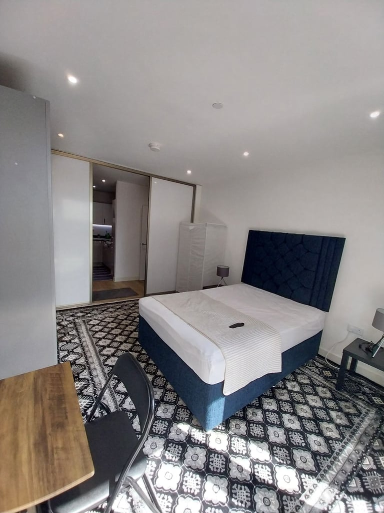 LARGE ROOM FOR RENT IN HIGH STREET HOUNSLOW TW3 