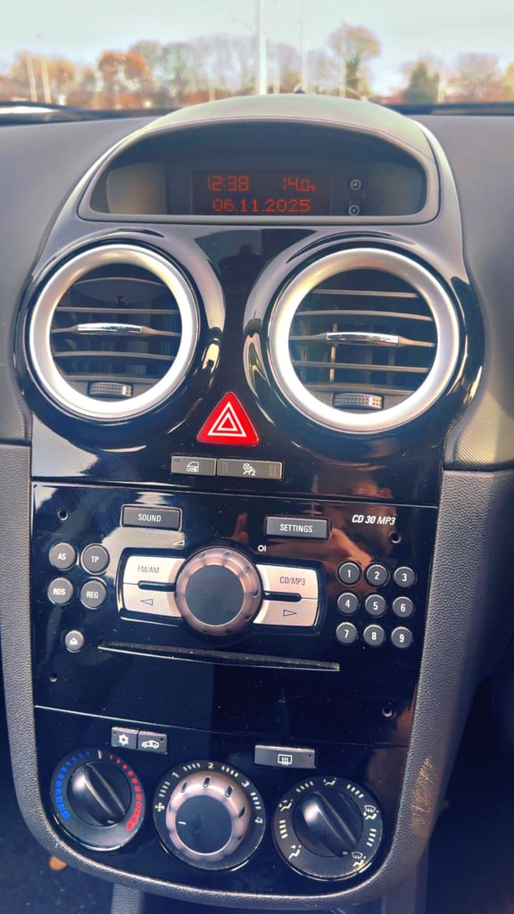 2009 VAUXHALL CORSA 1.4 PETROL FULL YEARS MOT 83K MILES STARTS N DRIVES GREAT CHEAP ON INSURANCE