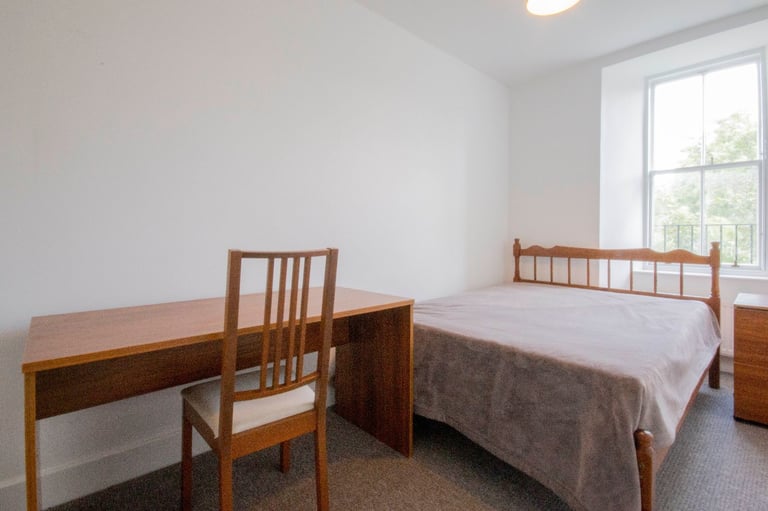 Large, 4 bedroom, 3rd floor HMO flat in Newington – available November
