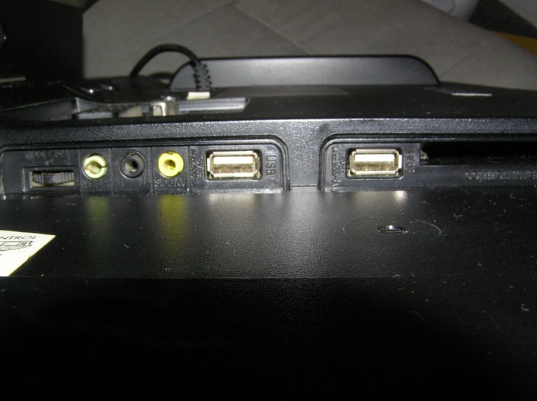 26ins TOSHIBA    DVD/CD   TV.  ( not smart. )