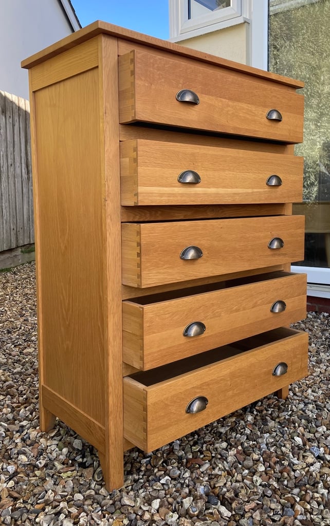 Solid oak chest of drawers 
