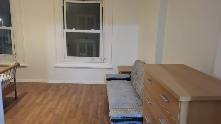 Double rooms available in modern clean flat. 10mins walk to Brixton Tube 