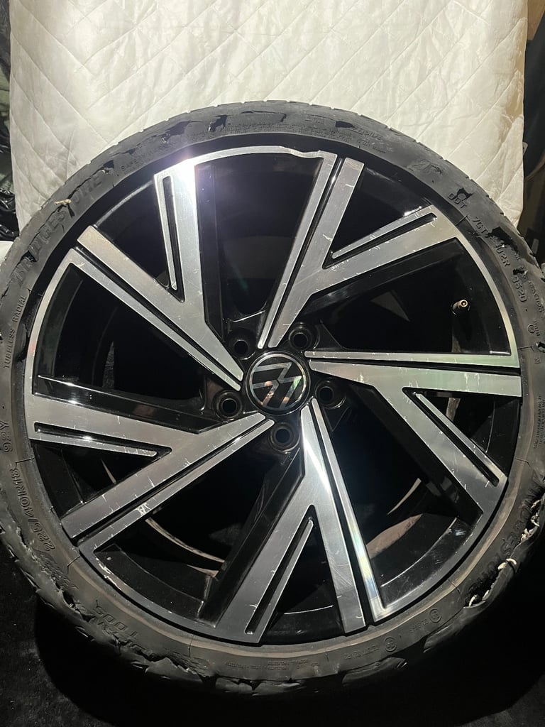 Vw golf mk8 18 inch r line alloy need repair 