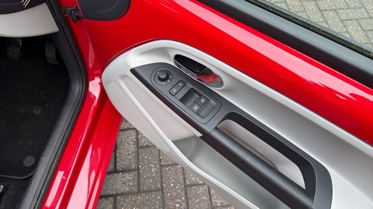  SEAT Mii 1.0 12v Design Mii Hatchback 5dr Petrol Manual Euro 6 (60 ps) Petrol Manual