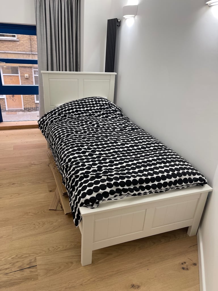 Beautiful good quality Dreams single bed