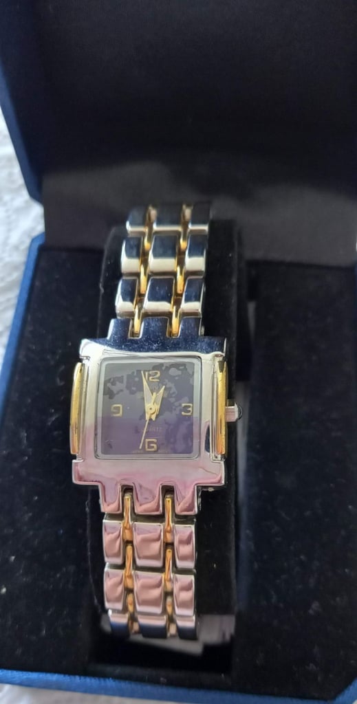  LADIES WATCH. GUY DE VINTAL. NEW IN BOX. NEVER USED.