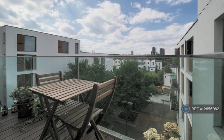 2 bedroom flat in Highbury Stadium Square, London, N5 (2 bed) (#2656082)