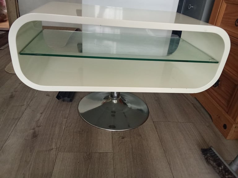 White high gloss TV unit