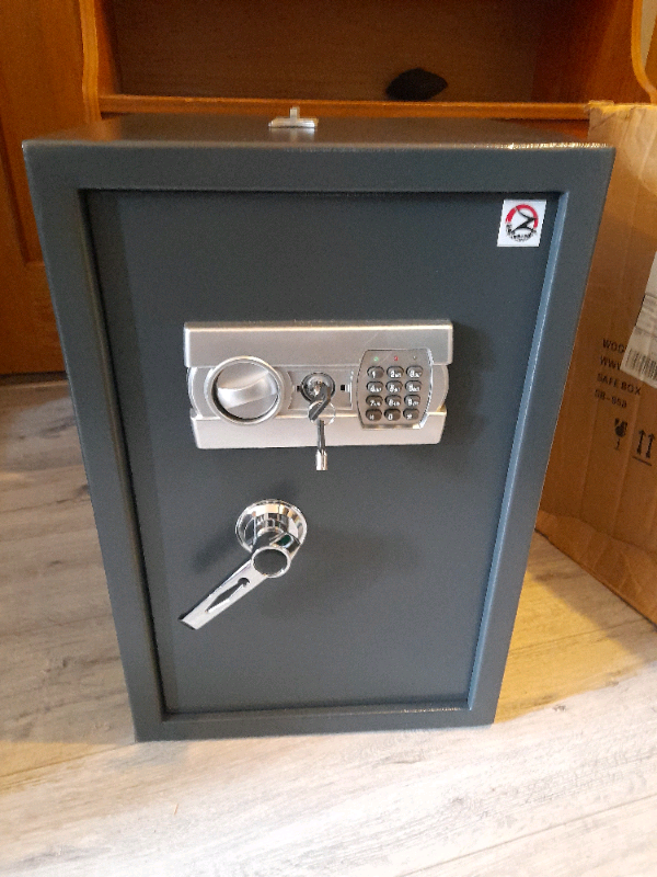 Brand New Safe - Accessories Included