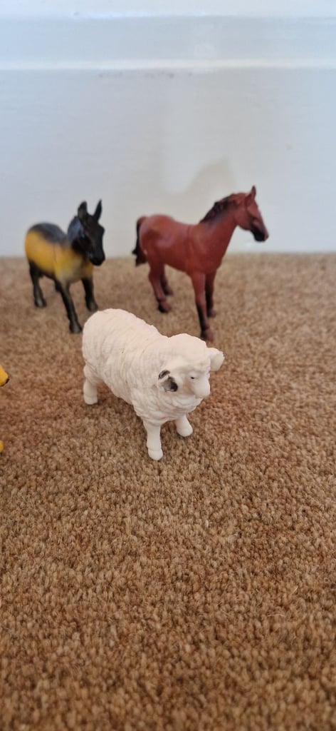  6 PLASTIC FARM ANIMALS. ALL IN EXCELLENT CONDITION.