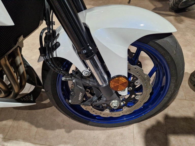 SUZUKI GSXS 750 IN WHITE