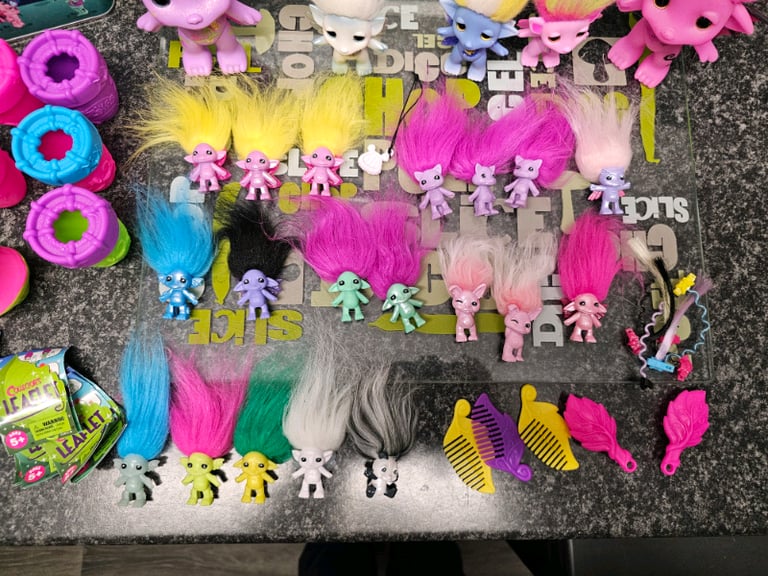Large bundle of 24 Zelfs plus tin and accessories 