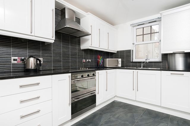 Contemporary, 2-bedroom, ground floor, furnished flat at the Shore - available NOW