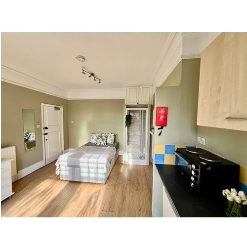 Double Semi-Studio in Ravenscroft Road, Chiswick Park, W4 5EQ ***All Utility Bills Inc***