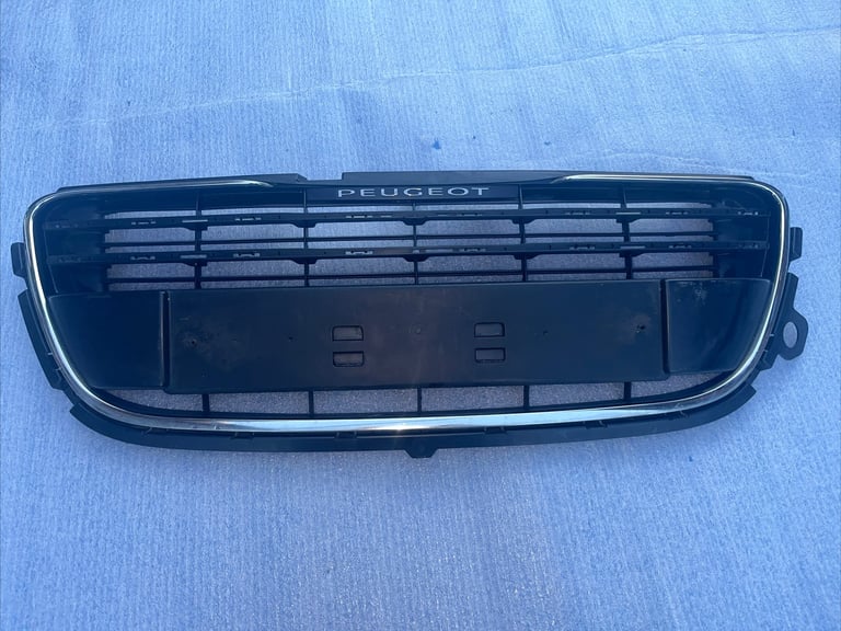 Peugeot 508 11-2015 Front bumper upper radiator grill 