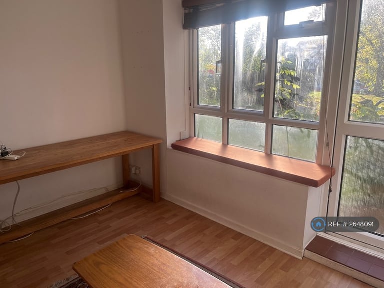 2 bedroom flat in Hartswood House, London, SW2 (2 bed) (#2648091)