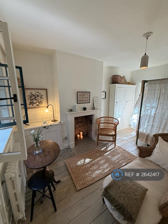 Studio flat in Sedgmoor Place, London, SE5 (#2642417)