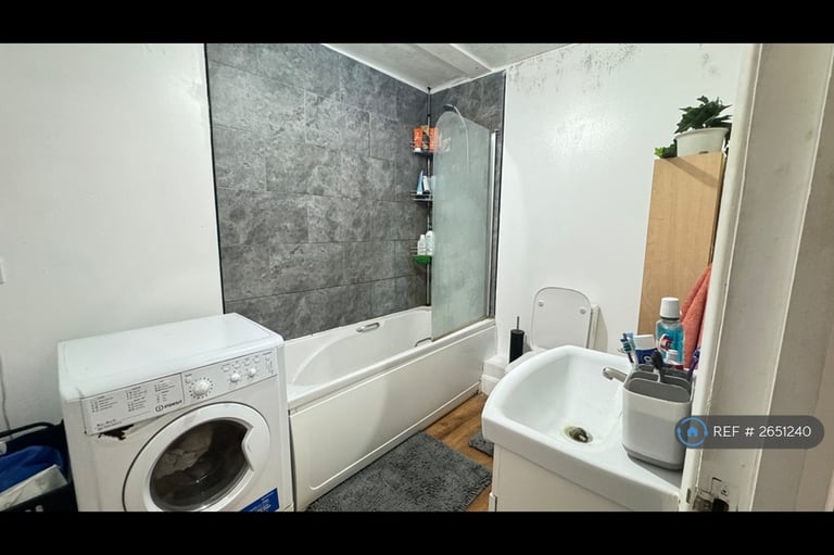 3 bedroom flat in East India Dock Road, London, E14 (3 bed) (#2651240)