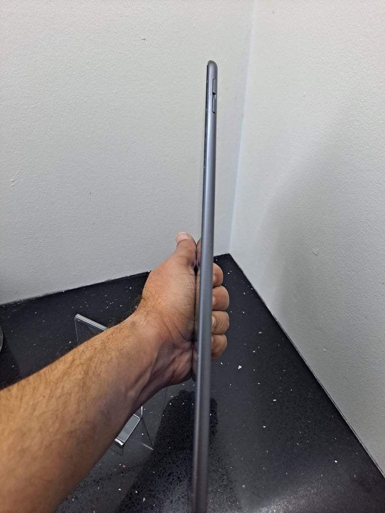 GENUINE APPLE IPAD AIR 3RD GEN 64GB 10.5 INCHES RATINA DISPLAY REFURBISHED EXCELLENT WIFI
