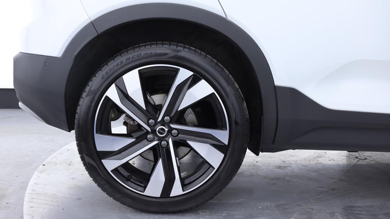 2025 Volvo XC40 B4 (P) Ultra Bright (Sunroof, Pilot Assist, BLIS, Leather) ESTATE Petrol/Electric...