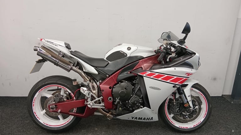 YAMAHA YZF-R1 ** 12 MONTH MOT - LOW MILES - POWER MODES **