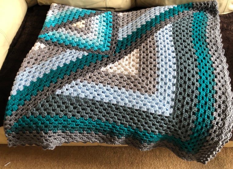 Handmade Crochet Blanket 155x155cm with 2 Free Cushion Covers – Beautiful Gift Set