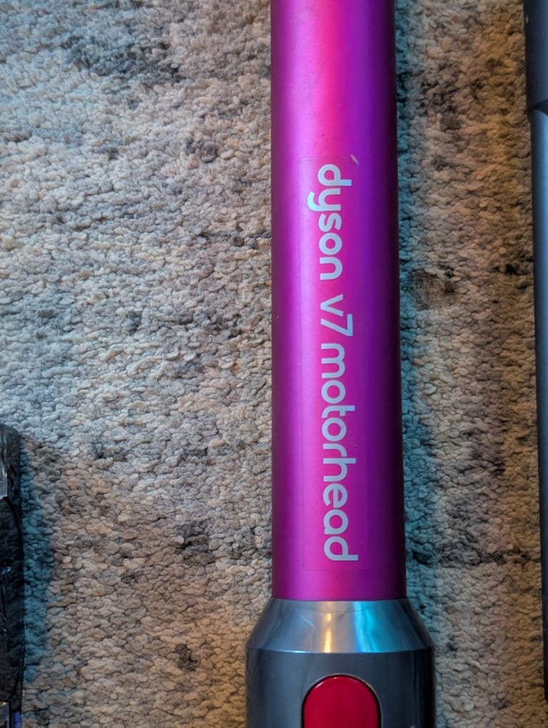 Dyson v7 cordless vacuum cleaner VGC as new 