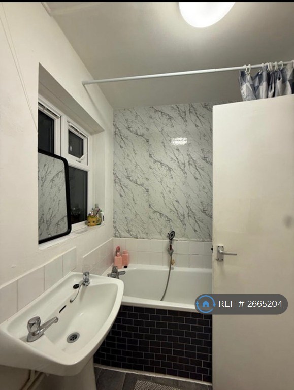 2 bedroom flat in Goodall Road, London, E11 (2 bed) (#2665204)