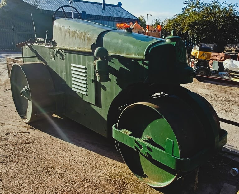 VINTAGE AVELING-BARFORD ROAD ROLLER