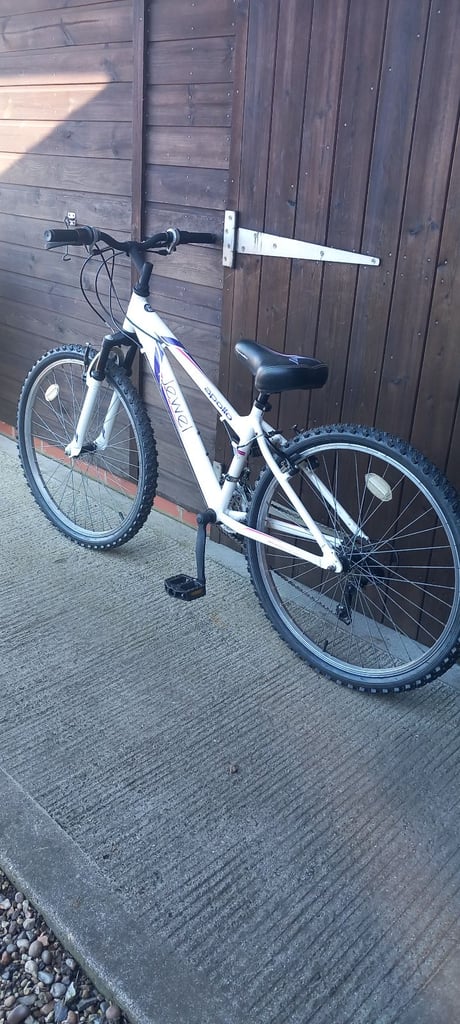 Apollo Jewel Girls Mountain Bike. 