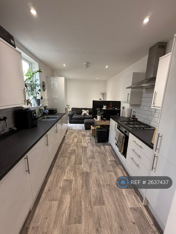 1 bedroom flat in Grove Road, London, E18 (1 bed) (#2637437)