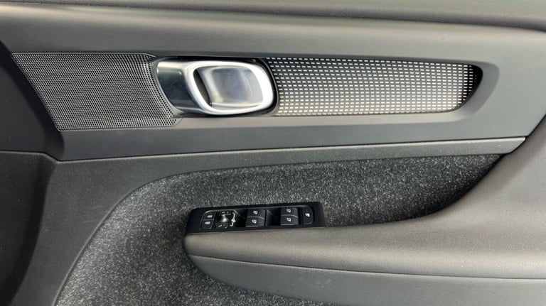 2021 Volvo XC40 Recharge R-Design, T5 plug-in hybrid (Power Tailgate, Sensus Navigation) Estate P...