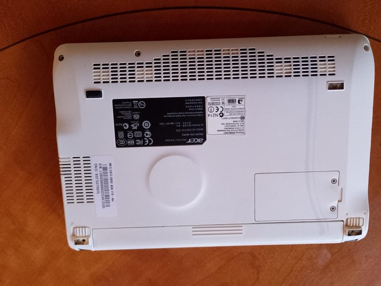 Acer Aspire one ZG5 AOA 1011 AW Not working and no charger Laptop