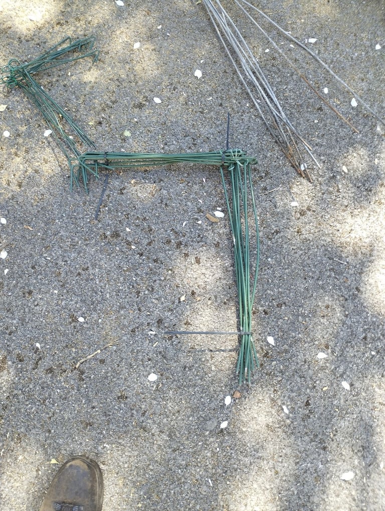 Link stakes plant supports