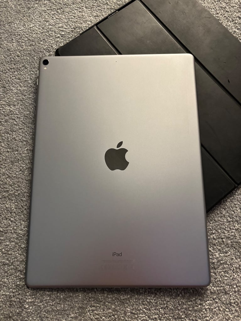 Apple iPad Pro 12.9” 256gb 2nd gen excellent condition 