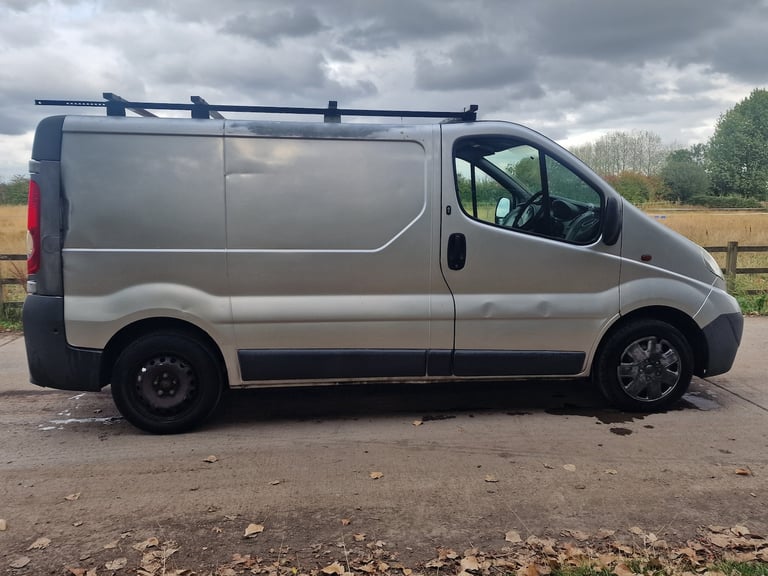 2010 Vauxhall Vivaro Silver  Spares Repairs  SWB  Needs Starter motor  A/C