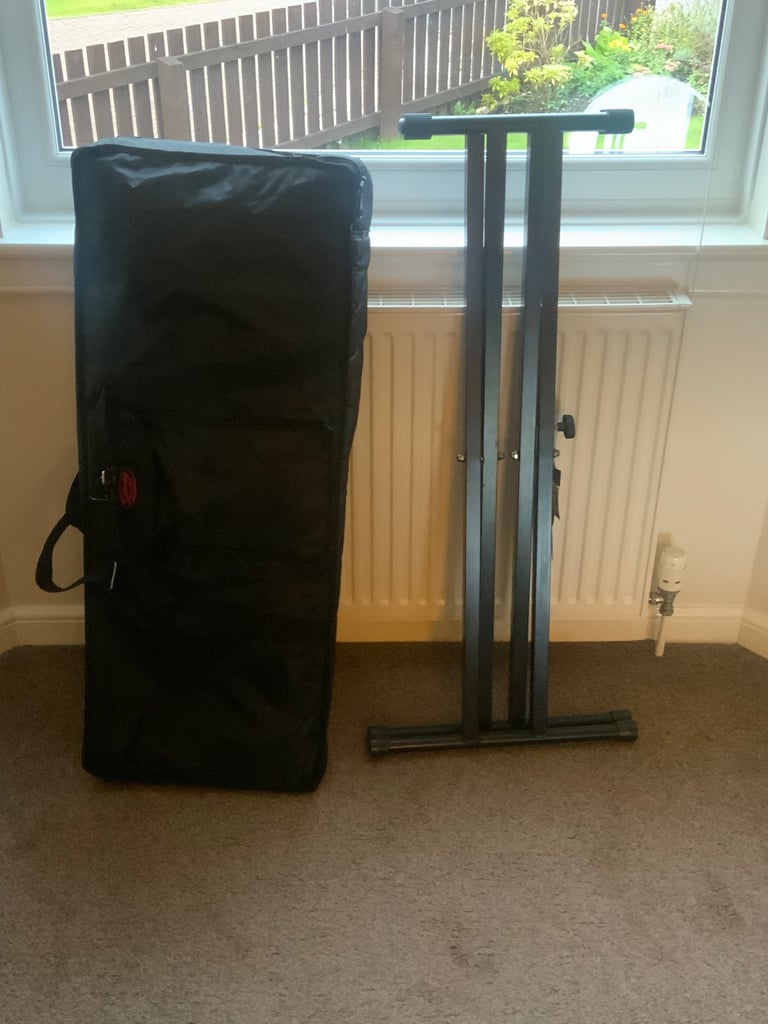 Yamaha EZ-200 61 Key Electronic Keyboard With Carry Case and Stand