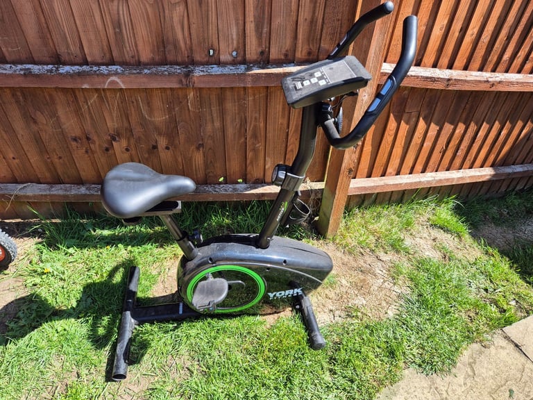 Cross Trainer York Fitness Active 110 Upright Exercise Bike