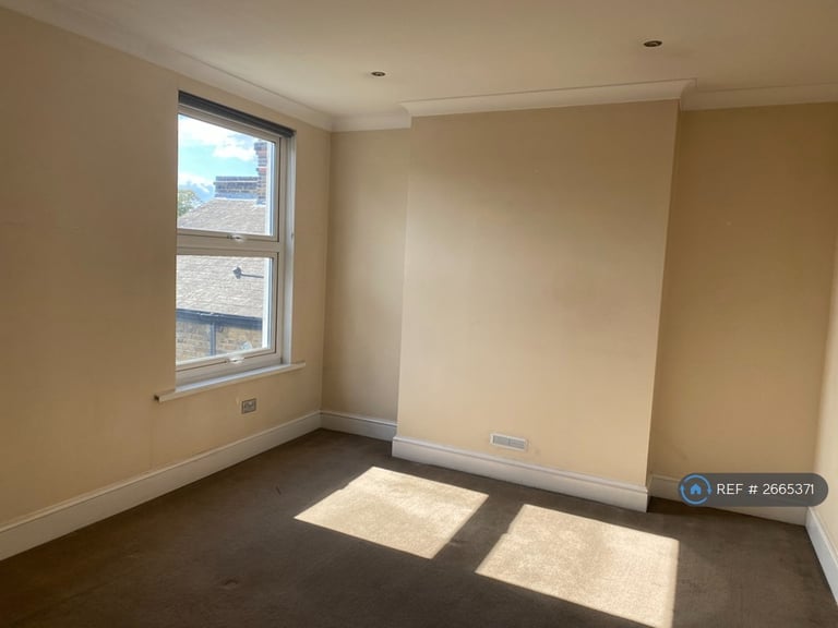 2 bedroom flat in Brixton, London, SW2 (2 bed) (#2665371)
