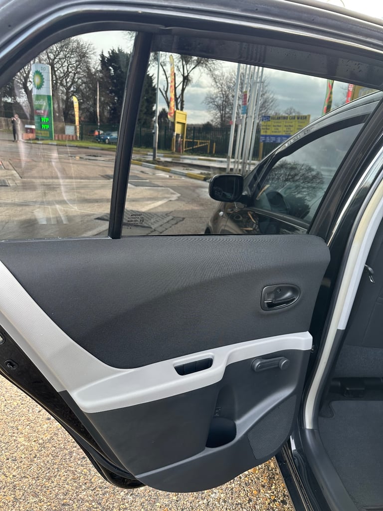 Toyota, YARIS, Hatchback, 2011, Semi-Auto, 1329 (cc), 5 doors