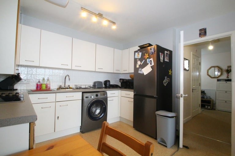 Hane Estate Agents offer a 1 bedroom 2nd floor flat within a modern block with lift access
