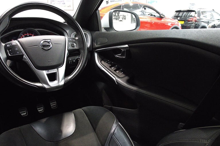 2017 Volvo V40 2.0 T2 R-Design Nav Plus Euro 6 (s/s) 5dr HATCHBACK Petrol Manual