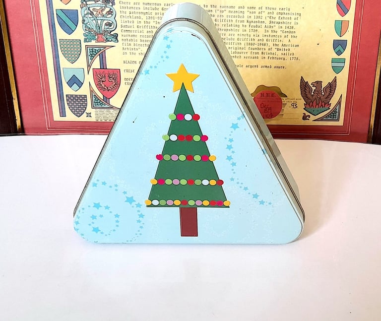 XMAS TRI-ANGULAR TIN - CHRISTMAS TREE - 18 x 18 x 5 cm - GOOD