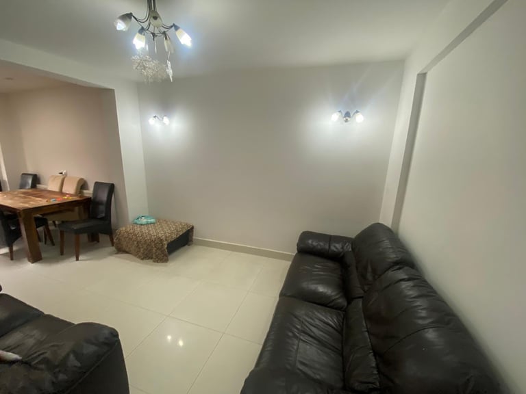 4Bed 2Bath Semi-Detached house to rent in Wembley - The Dene